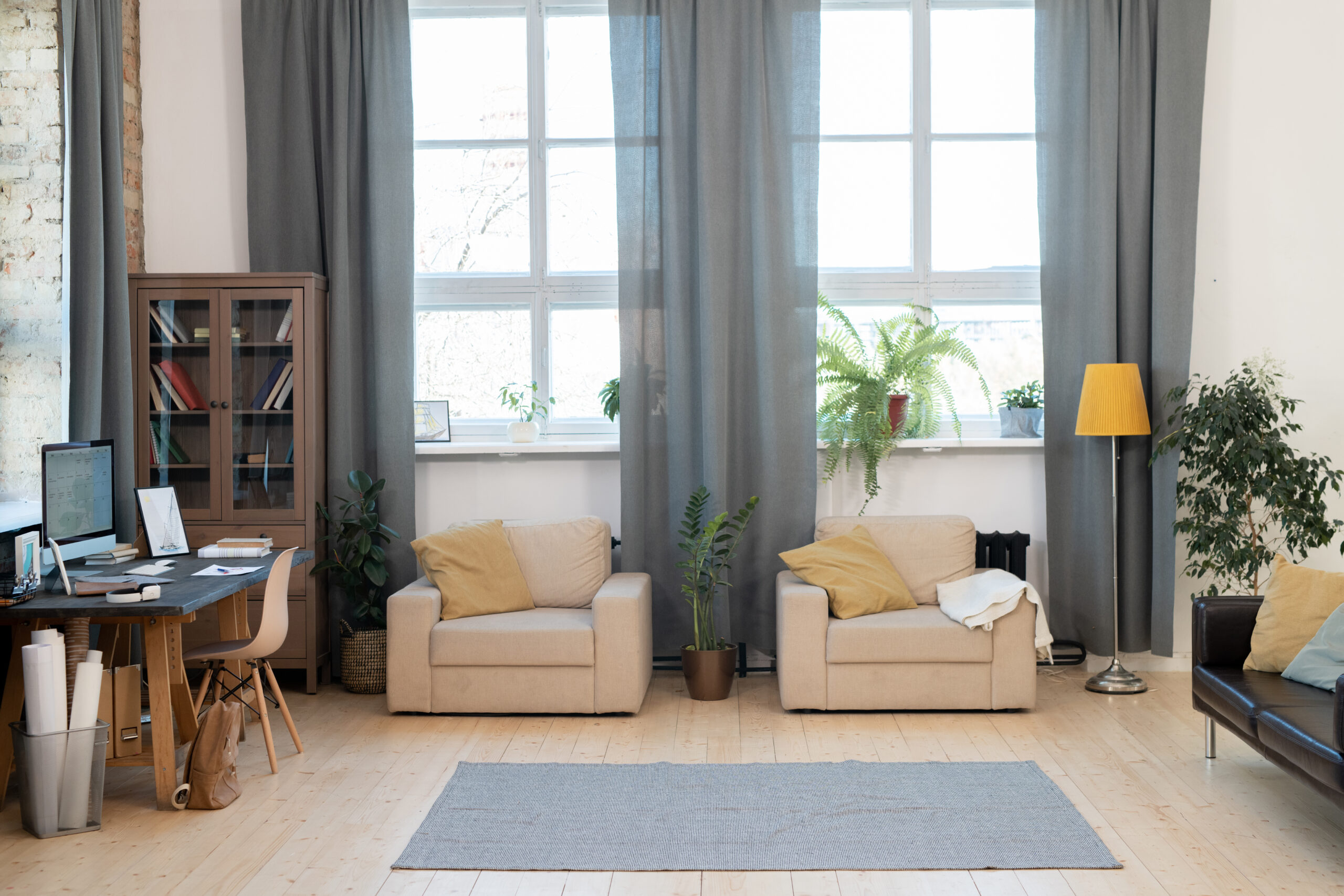 Helles Wohnzimmer mit Pflanzen und bequemen Möbeln.